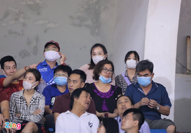 Vợ sắp cưới của Công Phượng kín đáo tới sân Thống Nhất-2