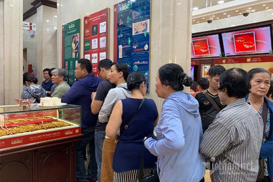 Giá vàng hôm nay 25/7: Được đà lên đỉnh, dấu hiệu làm giá