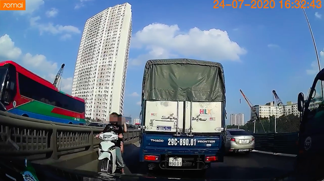 2 cô gái khiến các phương tiện chạy trên đường Vành Đai 3 chiều thứ Sáu toát mồ hôi lạnh-1