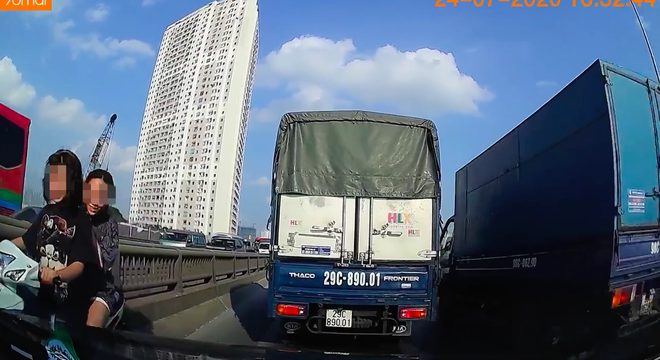 2 cô gái khiến các phương tiện chạy trên đường Vành Đai 3 chiều thứ Sáu toát mồ hôi lạnh-2