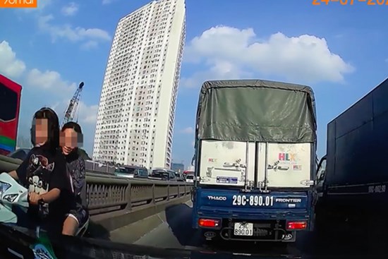 2 cô gái khiến các phương tiện chạy trên đường Vành Đai 3 chiều thứ Sáu 