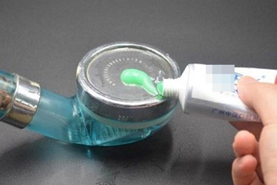 Bóp kem đánh răng lên miệng vòi hoa sen, tác dụng thần kì mà không phải ai cũng biết