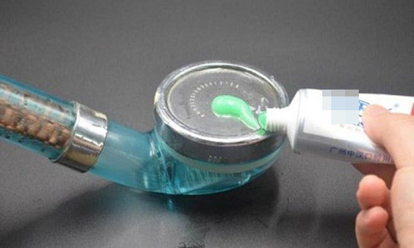 Bóp kem đánh răng lên miệng vòi hoa sen, tác dụng thần kì mà không phải ai cũng biết-3