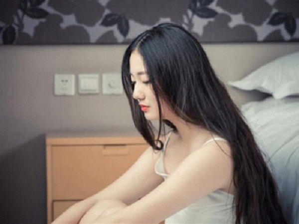 Ly hôn cô vợ không chịu nghỉ làm sinh con sớm, 4 năm sau lúc anh tuyệt vọng nhất, vợ cũ xuất hiện cùng chiếc phong bì dày bịch khiến anh khóc nghẹn-1