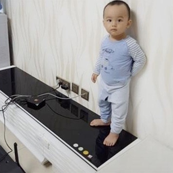 Rửa bát xong thấy con trai đang đứng ngẩn người, mẹ nhìn xuống sàn nhà bỗng thấy tan nát cõi lòng-1