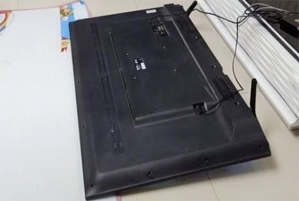 Rửa bát xong thấy con trai đang đứng ngẩn người, mẹ nhìn xuống sàn nhà bỗng thấy tan nát cõi lòng-2