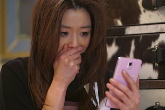 Nhận được tin nhắn từ ngân hàng, tôi bật khóc hiểu vì sao 3 năm trước chồng lại cặp bồ ruồng rẫy vợ con