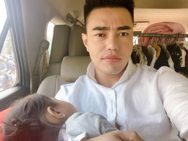 Xuất hiện nghệ sĩ nam phẫu thuật thẩm mỹ còn nhiều hơn cả chị em Vbiz-7