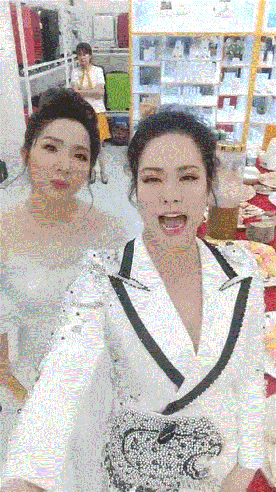 Nghi vấn Nhật Kim Anh mặc váy nhái lại thiết kế Hồ Ngọc Hà từng mặc: Đến NTK cũng phải lên tiếng, giống 95% bản gốc-1