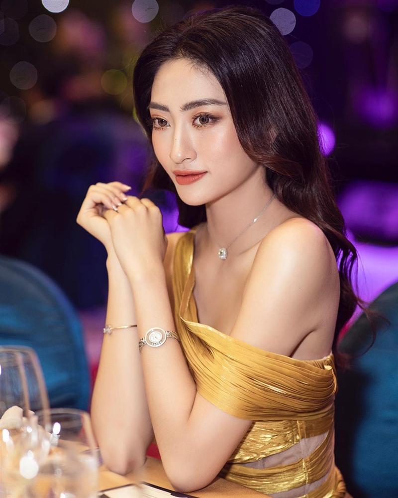 Kém về chiều cao, lại lớn tuổi nhất hội nhưng Hari Won vẫn không ngại khoe chân mướt mắt khi đụng hàng với 2 Bông hậu chân dài nhất Vbiz-1