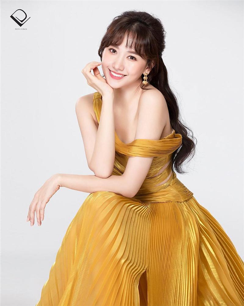 Kém về chiều cao, lại lớn tuổi nhất hội nhưng Hari Won vẫn không ngại khoe chân mướt mắt khi đụng hàng với 2 Bông hậu chân dài nhất Vbiz-7