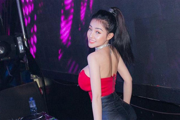 Phạt 40 triệu quán bar Ngân 98 mặc phản cảm biểu diễn-2