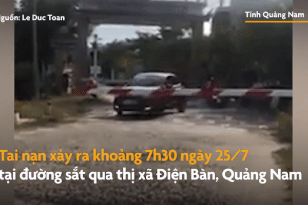 CLIP: Còi hú điếc tai vẫn cố lao vào đường ray, ô tô con bị tàu hỏa tông kinh hoàng-3