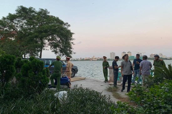 Hà Nội: Phát hiện thi thể cô gái nổi lập lờ trên Hồ Tây
