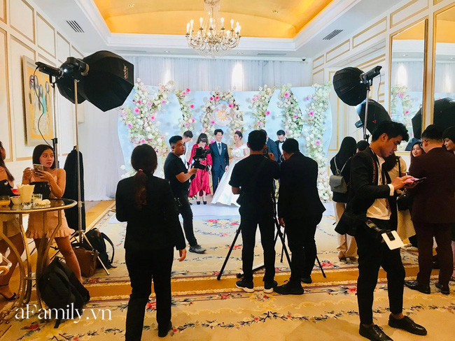 Đám cưới Á hậu Thúy Vân: Cô dâu chú rể đã xuất hiện, Hương Giang, Trương Ngọc Ánh và dàn sao quyền lực hội tụ-13