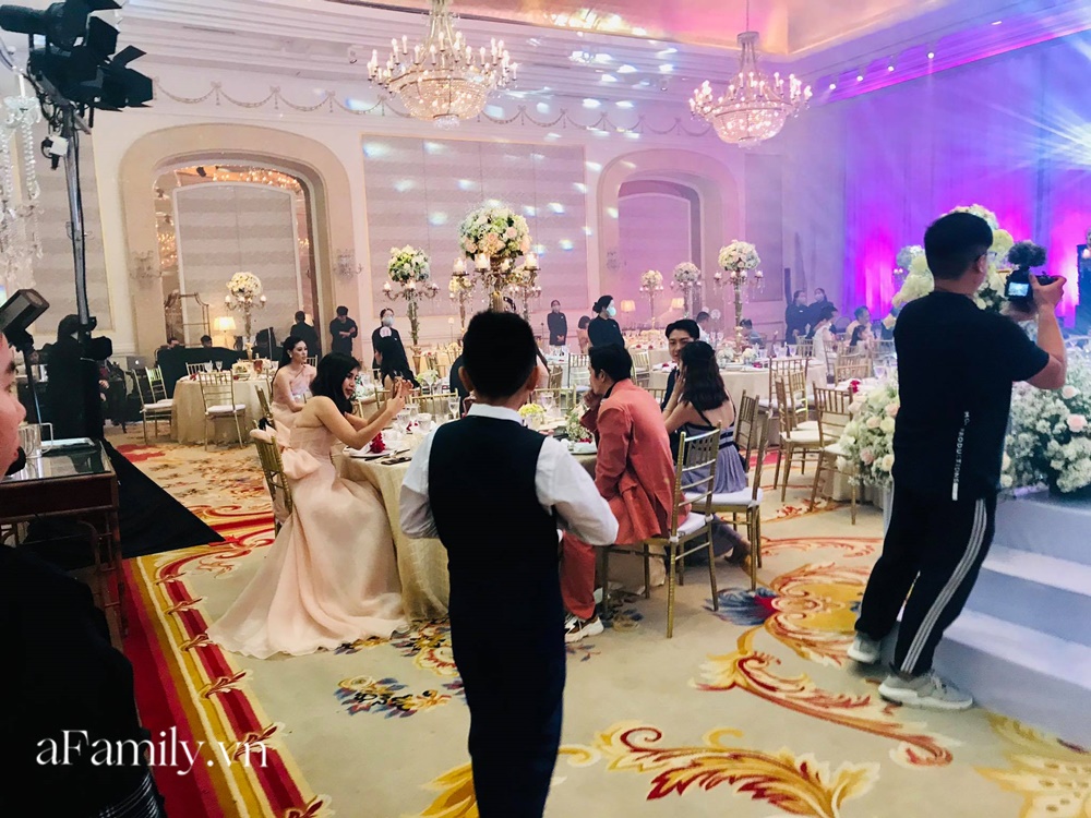 Đám cưới Á hậu Thúy Vân: Cô dâu chú rể đã xuất hiện, Hương Giang, Trương Ngọc Ánh và dàn sao quyền lực hội tụ-16