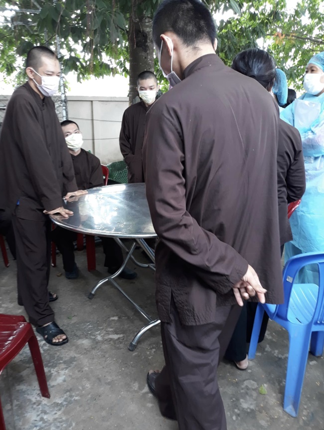 Tịnh thất Bồng Lai không hợp tác khi được vận động cách ly vì tiếp xúc với người nhập cảnh trái phép, còn dùng điện thoại livestream lên MXH-2