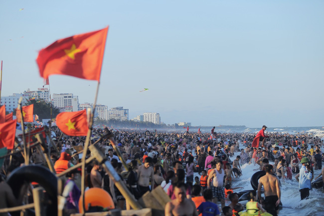 Ảnh: Choáng váng hàng vạn du khách chen chúc nhau tắm biển Sầm Sơn-1