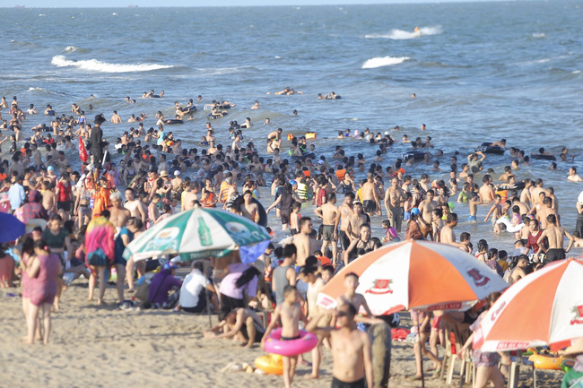 Ảnh: Choáng váng hàng vạn du khách chen chúc nhau tắm biển Sầm Sơn-2