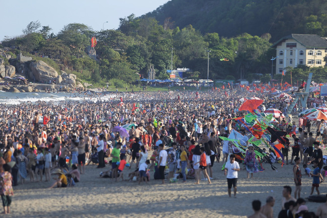 Ảnh: Choáng váng hàng vạn du khách chen chúc nhau tắm biển Sầm Sơn-3