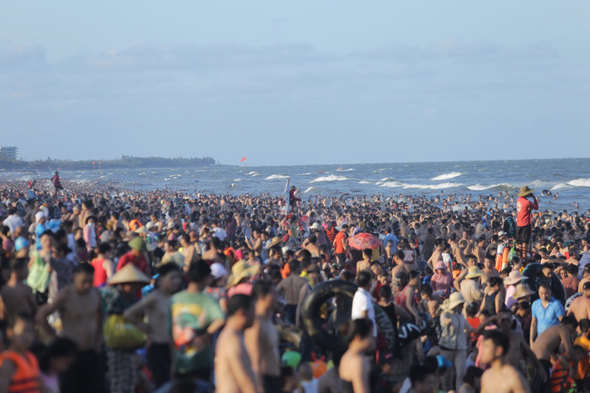 Ảnh: Choáng váng hàng vạn du khách chen chúc nhau tắm biển Sầm Sơn-4