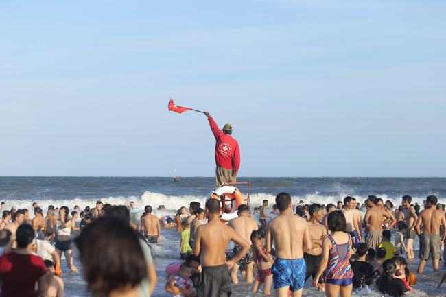 Ảnh: Choáng váng hàng vạn du khách chen chúc nhau tắm biển Sầm Sơn-5