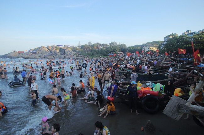 Ảnh: Choáng váng hàng vạn du khách chen chúc nhau tắm biển Sầm Sơn-6