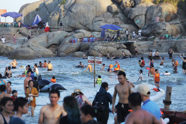 Ảnh: Choáng váng hàng vạn du khách chen chúc nhau tắm biển Sầm Sơn-7