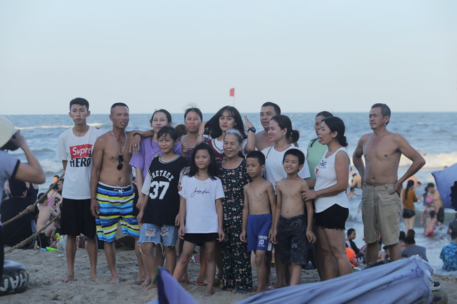 Ảnh: Choáng váng hàng vạn du khách chen chúc nhau tắm biển Sầm Sơn-8