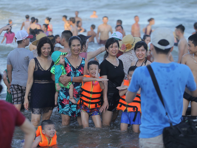 Ảnh: Choáng váng hàng vạn du khách chen chúc nhau tắm biển Sầm Sơn-9
