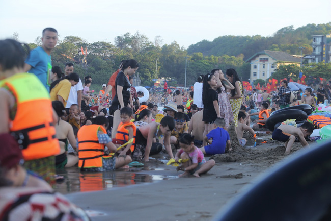 Ảnh: Choáng váng hàng vạn du khách chen chúc nhau tắm biển Sầm Sơn-10
