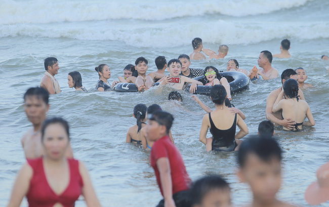 Ảnh: Choáng váng hàng vạn du khách chen chúc nhau tắm biển Sầm Sơn-11