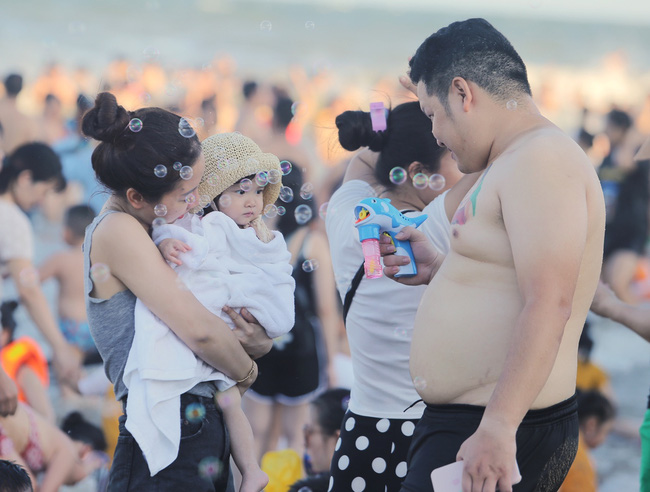 Ảnh: Choáng váng hàng vạn du khách chen chúc nhau tắm biển Sầm Sơn-13