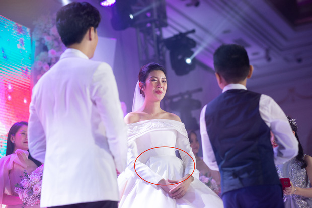 Á hậu Thuý Vân nghi lộ bụng bầu ngay trong tiệc cưới, fan nháo nhào gửi lời chúc mừng-1