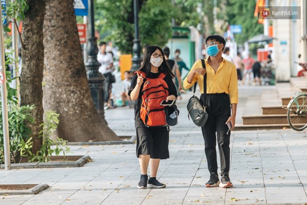 Người dân Sài Gòn và Hà Nội kích hoạt lại các biện pháp phòng chống dịch: Tuân thủ đeo khẩu trang nơi đông người-3