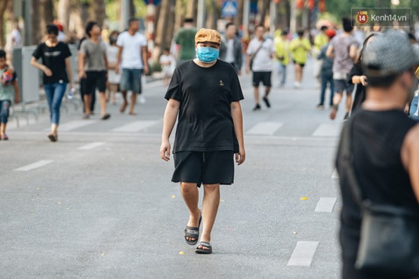 Người dân Sài Gòn và Hà Nội kích hoạt lại các biện pháp phòng chống dịch: Tuân thủ đeo khẩu trang nơi đông người-7