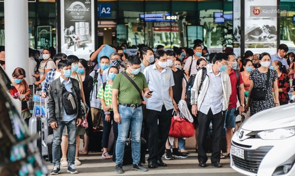 Người dân Sài Gòn và Hà Nội kích hoạt lại các biện pháp phòng chống dịch: Tuân thủ đeo khẩu trang nơi đông người-13