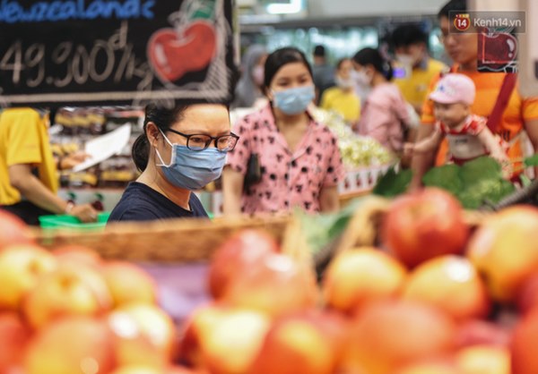 Người dân Sài Gòn và Hà Nội kích hoạt lại các biện pháp phòng chống dịch: Tuân thủ đeo khẩu trang nơi đông người-17