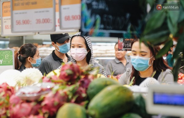 Người dân Sài Gòn và Hà Nội kích hoạt lại các biện pháp phòng chống dịch: Tuân thủ đeo khẩu trang nơi đông người-18