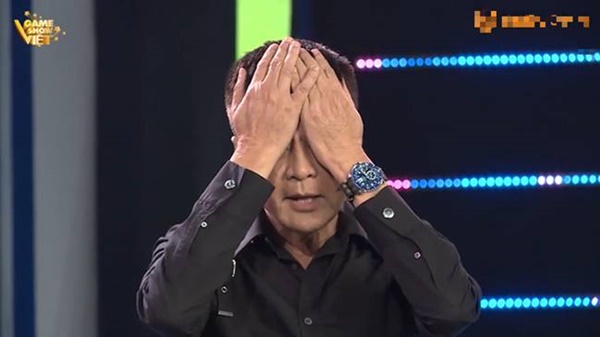 Nam MC quỳ gối van xin mẹ vì 30 tuổi vẫn bị bắt ngủ chung, Lê Hoàng giận dữ lao ra sân khấu mắng nặng lời-5