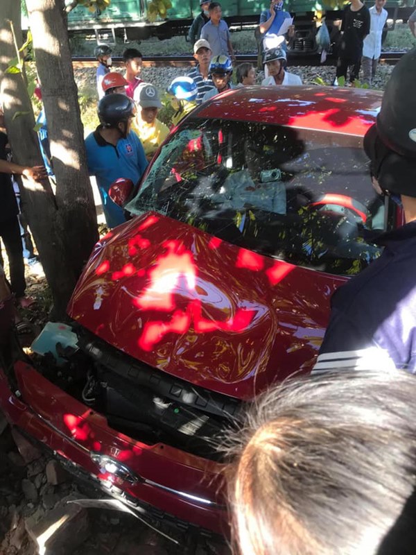 CLIP: Còi hú điếc tai vẫn cố lao vào đường ray, ô tô con bị tàu hỏa tông kinh hoàng-2