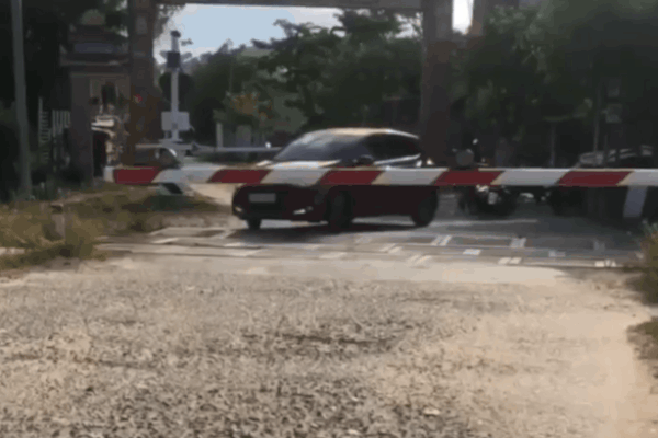 Người đàn ông chạy SH vào trạm đổ xăng nhưng liền đổi ý rời đi sau khi bọc tiền lạ rơi trên đất-1