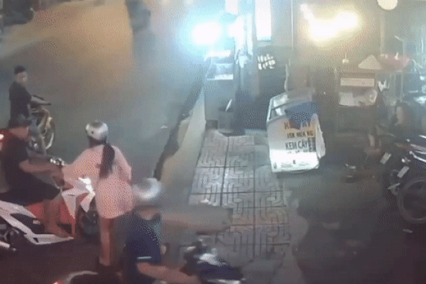 Cô gái vặn tay ga, xe máy cùng nam thanh niên lao lên vỉa hè