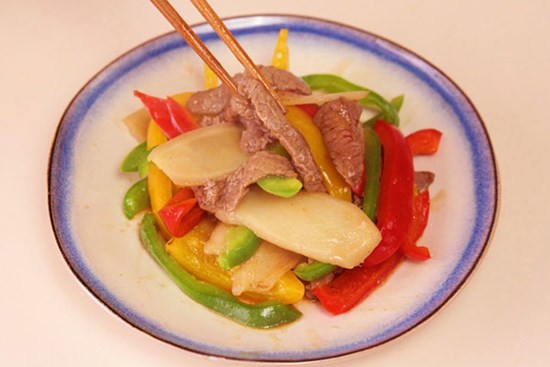 Ngâm với thứ nước này, thịt bò lỡ mua phải miếng già, dai khi xào cũng mềm, thơm