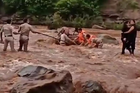 Nghẹt thở giải cứu 2 cô gái ra giữa dòng nước xiết chụp ảnh ‘tự sướng’