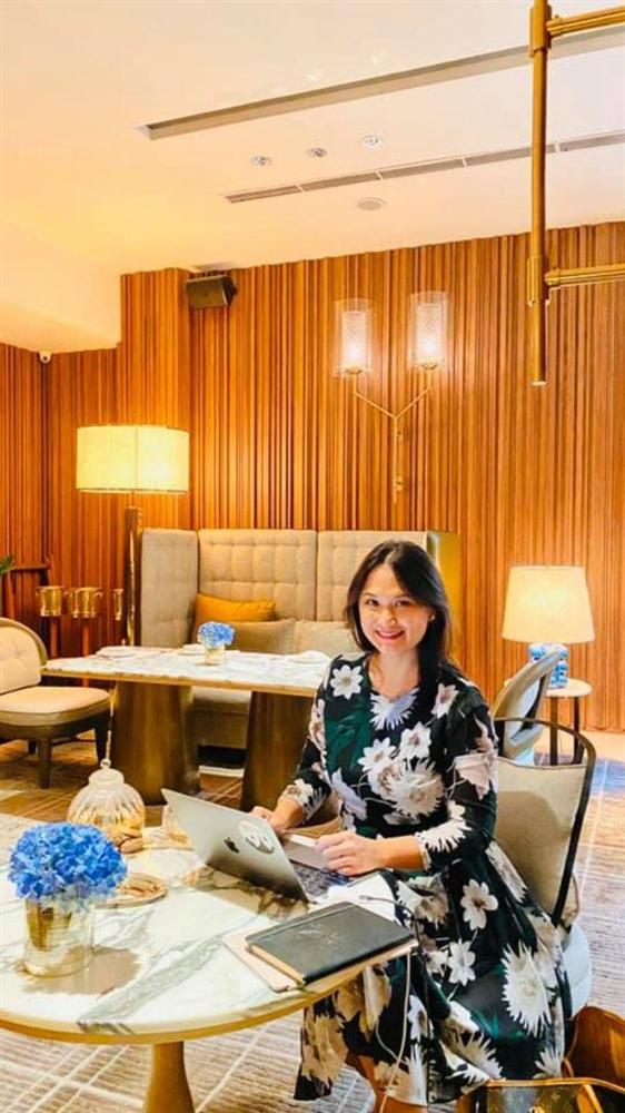 Vợ đại gia chồng cũ Hồng Nhung chứng minh cứ hạnh phúc là đẹp: U50 vẫn trẻ, da hồng hào-6