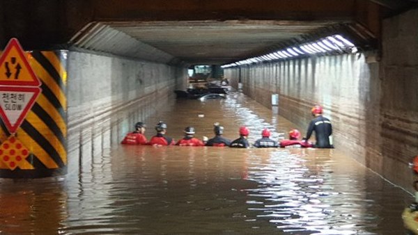 Hàn Quốc: Tuột tay con gái giữa dòng nước lũ gây ngập 2,5m, người mẹ không ngờ đó là giây phút cuối cùng của 2 mẹ con-3