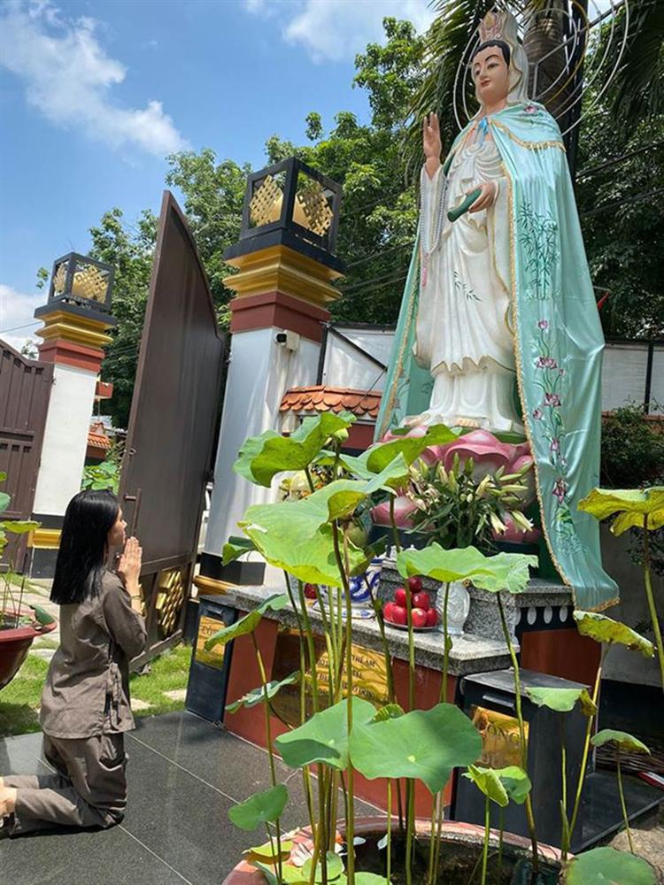 Sau loạt ồn ào, Hoa hậu Jolie Nguyễn chia sẻ hình ảnh để mặt mộc khá tiều tuỵ đi lễ chùa tìm bình yên-1