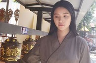 Sau loạt ồn ào, Hoa hậu Jolie Nguyễn chia sẻ hình ảnh để mặt mộc khá tiều tuỵ đi lễ chùa tìm bình yên
