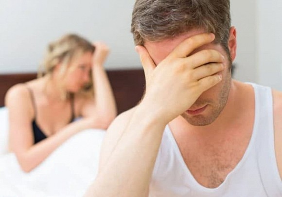 Vợ thản nhiên ngồi chơi đùa với đám thanh niên, để mặc mẹ chồng dưới bếp với 5 mâm bát đĩa và cái kết gây sốc-2